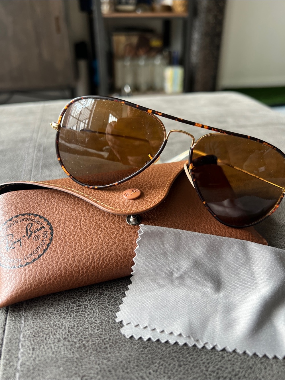 Like New! Vintage. Unisex. Ray-Ban Tortoise Frame Sunglasses with Brown Lenses.